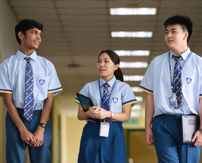 Students walking down a hallway and talking